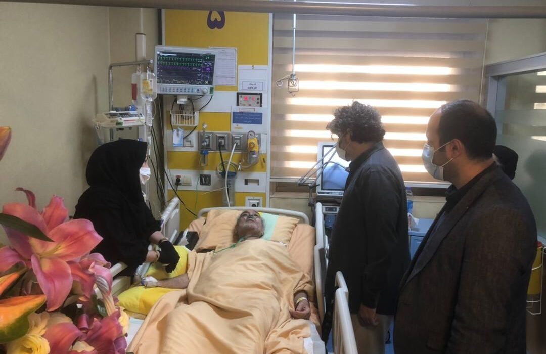 معاون سیما از محمد کاسبی در بیمارستان عیادت کرد