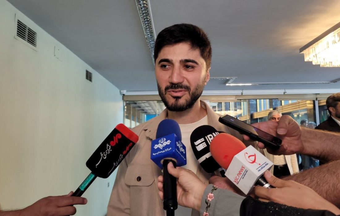 بشیر بی‌ آزار: هنرمندان، آزادی‌ های ایران را به جهان معرفی کنند