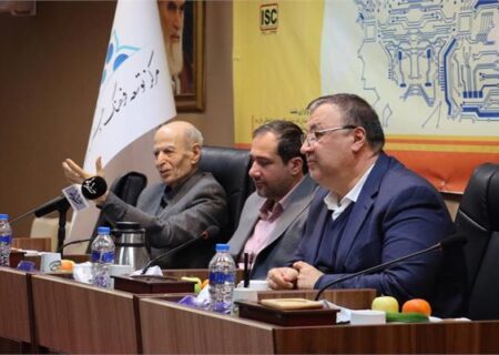 خبرنگاران رکن سواد فضای مجازی هستند/ لزوم هم سطح سازی سواد مجازی والدین با فرزندان