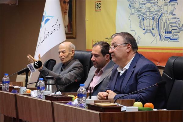 خبرنگاران رکن سواد فضای مجازی هستند/ لزوم هم سطح سازی سواد مجازی والدین با فرزندان