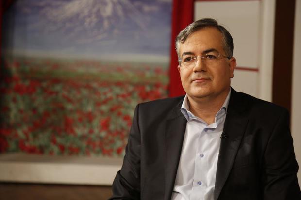 میرزاخانی: رسانه‌ها نظرات مختلف کارشناسان درباره راهکار خروج از نوسانات ارزی را در معرض تضارب آرا قرار دهند