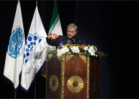 استاد نامور مطلق: شاهنامه، رمزکل هویت و حکمرانی ایرانیان است